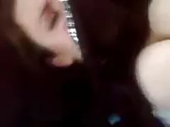 Una dama sara jay xxx hardcore que tiene líneas de bronceado está siendo penetrada bien
