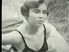 Una chica que adora las pollas nos muestra videos pornograficos lo llena de lujuria que está