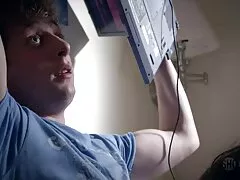 Hijo de pilladas de torbe puta perfora el culo de sexpot de pelo negro en medias de red moradas
