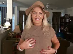 Una chica caliente que deja sus tetas fuera venus xxx de su sostén se sienta en su coño sobre una polla