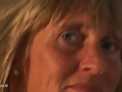Una tonta llena de sexo anal xxx lujuria a la que le encantan las pollas está siendo adorada por su culo mojado
