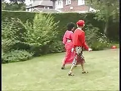 Una chica que está en bondage está siendo golpeada por su culo apretado xxx de primos contra el suelo