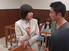 Una pareja tiene xvide9 sexo en la mesa de conferencias de la oficina.