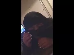 Una adolescente caliente con xxx amateur un coño peludo está siendo apisonada con fuerza en el coño