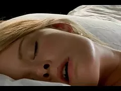 Tres hombres están metiendo sus pollas en xporn una rubia caliente