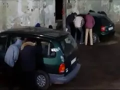 Cuatro jovencitas calientes se hacen el amor cojiendo por dinero en el patio