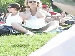 Una zorra de pornox enormes tetas chupa una gran polla y también la cabalga