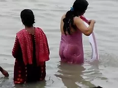Tetas secundaria xxx negras naturales se agitan durante el sexo estilo perrito