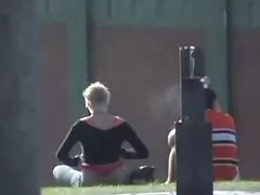 Dos chicas blancas poerno están con un negro, sacudiendo sus botines