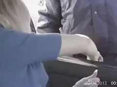 Una chica se quita la parte superior xxx con animales y las bragas y luego la penetran