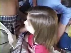 Chica rubia está teniendo sexo duro en un trío maduras españolas xxx con dos tíos