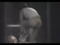 Una delgada está en el sofá y está recibiendo una gran polla en la xxx vecina boca.