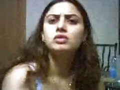 Una chica de gran culo se abre de piernas y se la tocan con xnxxi los dedos