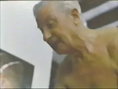 Amateur caliente xxx tik tok que tiene tetas increíbles y un culo firme está lamiendo pollas