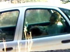 Chica muy cerdas xxx alegre interrumpe el patinaje para saltar sobre el bulto de un extraño