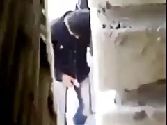 Una chica sola está desnuda futa xxx en una silla junto a la piscina al aire libre, masturbándose