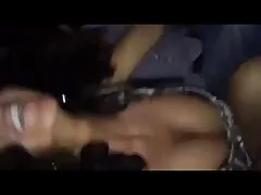 Una chica sola está jugando con su gran consolador xxx por el culo morado que le encanta