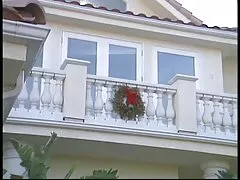 Una princesa de veopornogratis ojos azules a la que le encanta desnudarse al aire libre se divierte