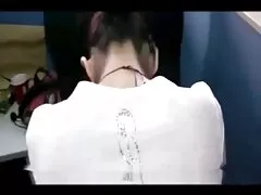 Chica con trenzas en calcetines hasta la rodilla cabalga la polla de su xvid o vecino con habilidad