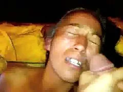 Una rubia que tiene tatuajes sexys está haciendo cosas calientes en un purnhub video gonzo