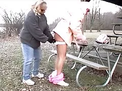 Chica bonita con cola de caballo recibe una gran polla hasta el mi prima xxx fondo