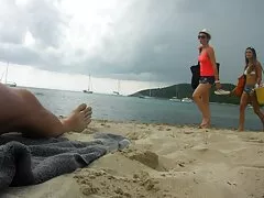 La polla rosada con strapon invade perfectamente su coño mojado mujeres follando