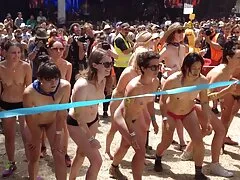 Dos morenas lesbianas salvajes están dispuestas a rosalia xxx divertirse juntas