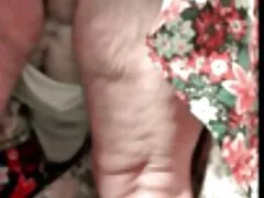 Una chica fina y en forma se yoporno masajea el coño en el sofá de cuero