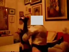 Una morena sexy está en la biblioteca xxx tetonas y la están follando allí