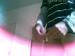 Una morena txxx que adora su consolador la está besando y metiéndolo