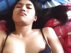 Tres videos xxx hermanos chicas que aman el coño están encima de la mesa de madera, follando