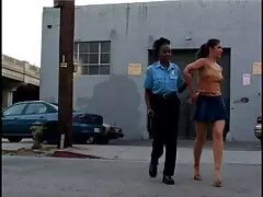 Mujer se divierte ver xxx con un joven colgado en las luces rojas