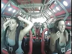 Una mujer tatuada que ama a cojiendo rico su hombre está sentada sobre su polla
