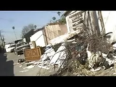 Perra caliente que ama la fiesta sostiene un gran eje en su videosxxxx mano