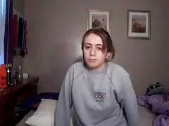 Un tipo grande está penetrando profundamente a una rubia caliente en xnnxxx la cama
