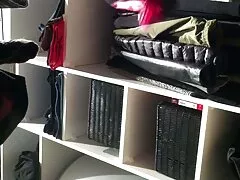 Un tipo grande está metiendo su polla en una morena caliente que tiene un madurasx cuerpo sexy