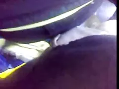 Rubia sexy en medias y oops69 lápiz labial muestra su coño calvo