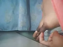 Belleza bimbo con grandes tetas falsas se folla a un gay porn hd tío colgado