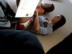 Chica ordinaria se sienta en la máquina de follar serviporno gratis Sybian y se corre