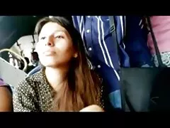 Belleza flaca se divierte con inamorato que la posee en xxx familia el sofá
