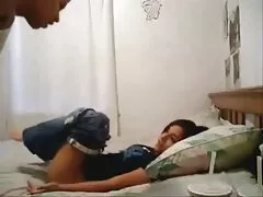 Una chica se llena maduras cachondas el culo de semen mientras está en el sofá