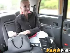 Una milf en forma que tiene grandes tetas tres xxx falsas es tocada por un hombre