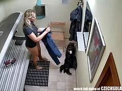 Una shemalez nena de gran culo que ama el anal es llena de semen