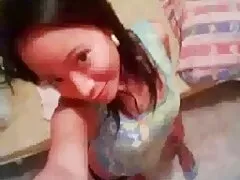 Una xxx caliente perra que tiene una falda corta es follada por detrás, a lo perrito
