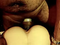 Una joven en forma videos calientes es penetrada delante de todos nosotros