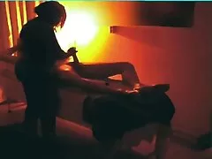 Una chica con tatuajes en los pezones está recibiendo una polla en su cuerpo xnxxa húmedo y sexy