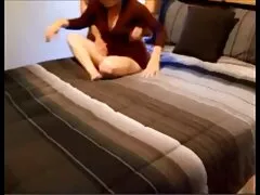 Una chica con un coño peludo está siendo xxxjovencitas lamida y besada en el coño