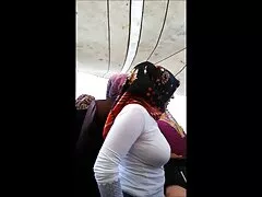 Mami se asegura de que esta jovencita sepa cómo xhamsters chupar pollas