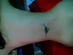 Una mujer de cabello negro con películas pornográficas tatuajes es follada duro a lo perrito