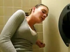 Una perra a la que le encanta dominar está atada y lista para follar por el culo xxx